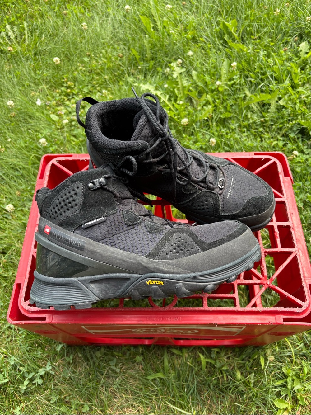 New Balance 1000 Mid Top Outdoor / Hiking Shoe Vibram Sole Mens Sz 10 primaloft